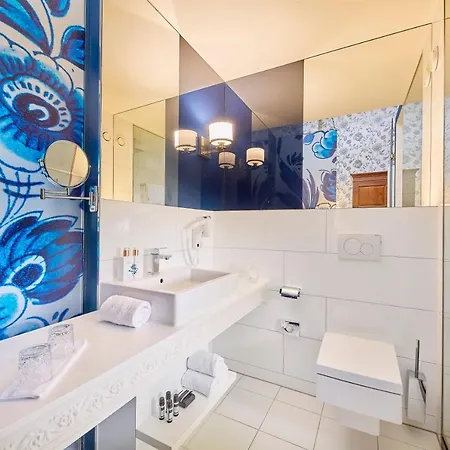 Carlton Ambassador Hotel